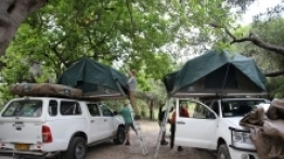 Większość turystów zwiedzających Botswanę korzysta z w pełni wyposażonych samochodów terenowych, zwykle pożyczonych w RPA lub Namibii. W RPA dominującą pozycję wśród producentów przyczep 4×4 – aż 90% rynku – ma firma Jurgens Ci, działająca w branży od ponad 60 lat, której propozycje pod marką Campworld (www.campworld.co.za) dystrybuowane są przez lokalnych dilerów i firmy organizujące safari także w Botswanie - zdjęcie 4